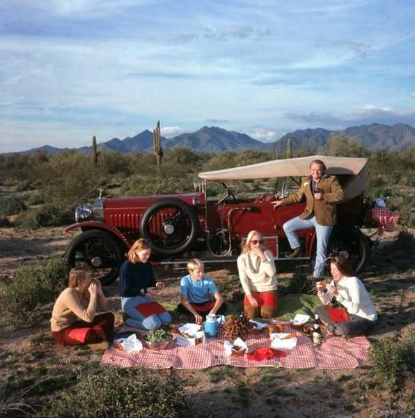 Slim Aarons, ‘Barrett Family Picnic (Small)’, 1978, Photography, C-Type Print, null, Numbered