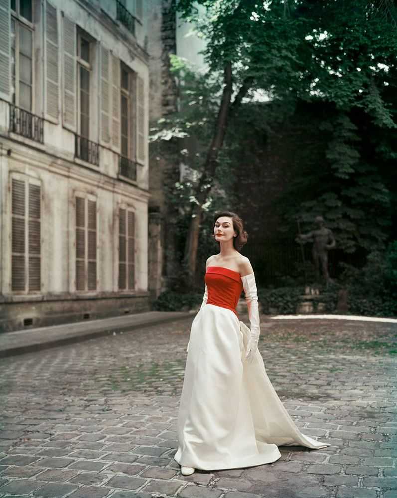 Mark Shaw, ‘Balenciaga Red and White Satin in Courtyard’, 1955, Print, Pigment print on Hahnemϋhle photo rag paper, null, 