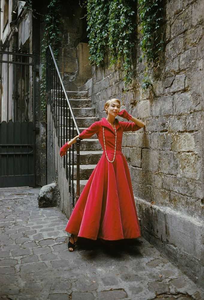 Mark Shaw, ‘Chanel Red Velvet in Cour De Rohan, Close Up’, 1955, Print, Pigment print on Hahnemϋhle photo rag paper, null, 