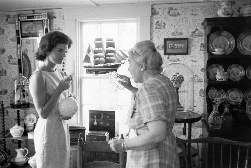 Mark Shaw, ‘Kennedy, Jackie Shopping in Georgetown (Large)’, 1963, Print, Pigment print on Hahnemϋhle photo rag paper, null, 
