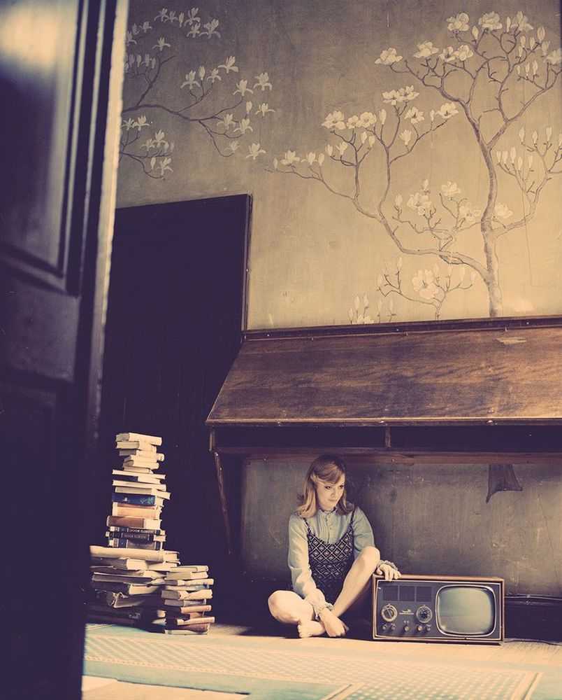 Vikram Kushwah, ‘Emily and the Television (Medium)’, 2012, Print, Hahnemühle Photorag fine art cotton paper., null, Numbered