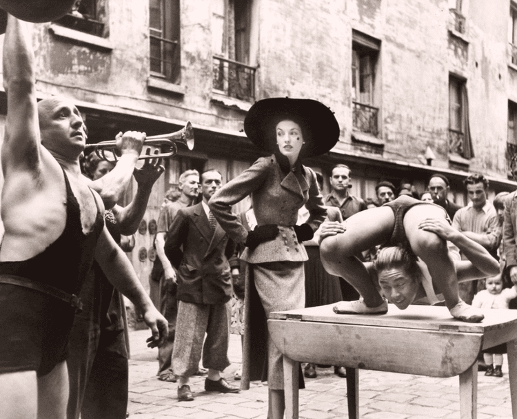Elise Daniels with Street Performers