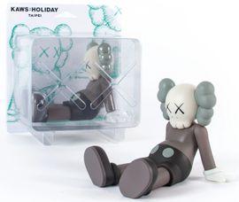 https://cdn.fairart.io/thumbnail_Kaws_Kaws_Holiday_Taipei_Brown_2_e445551661.jpeg - 1