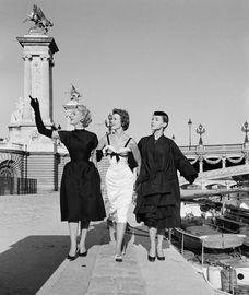 Artwork - Paris, Dior Three Girls Wave