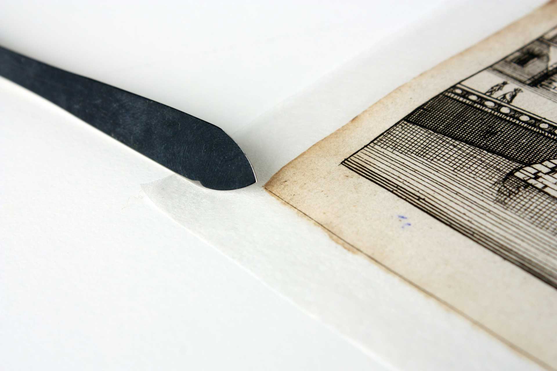 Close-up at the lining/doublage of an antique print. Image by Stéphanie Poppe