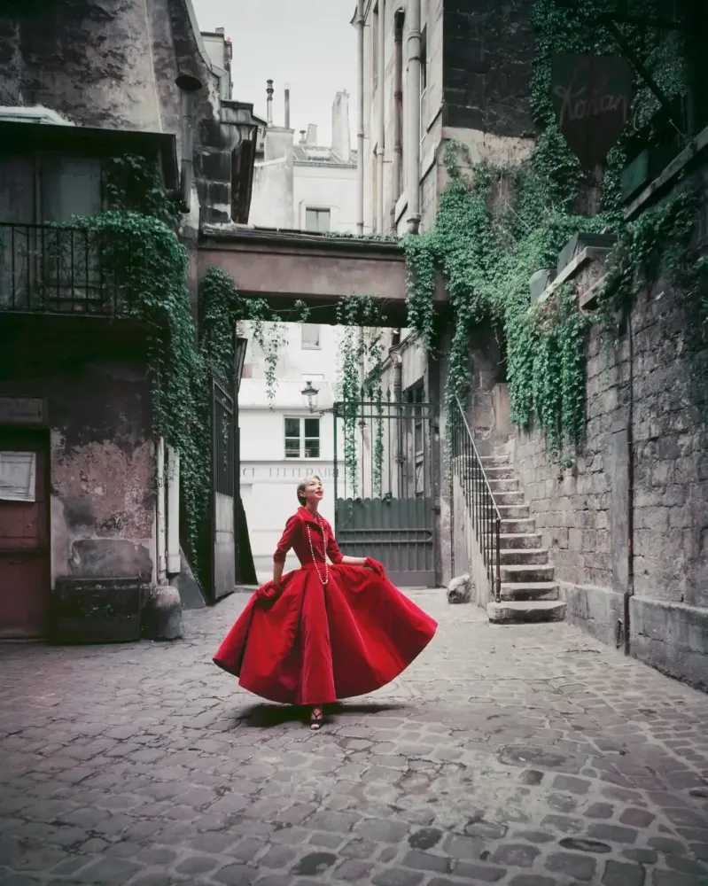 Mark Shaw, ‘Chanel Red Velvet Dinner Dress in Cour De Rohan (Large)’, 1955, Print, Pigment print on Hahnemϋhle photo rag paper, null,