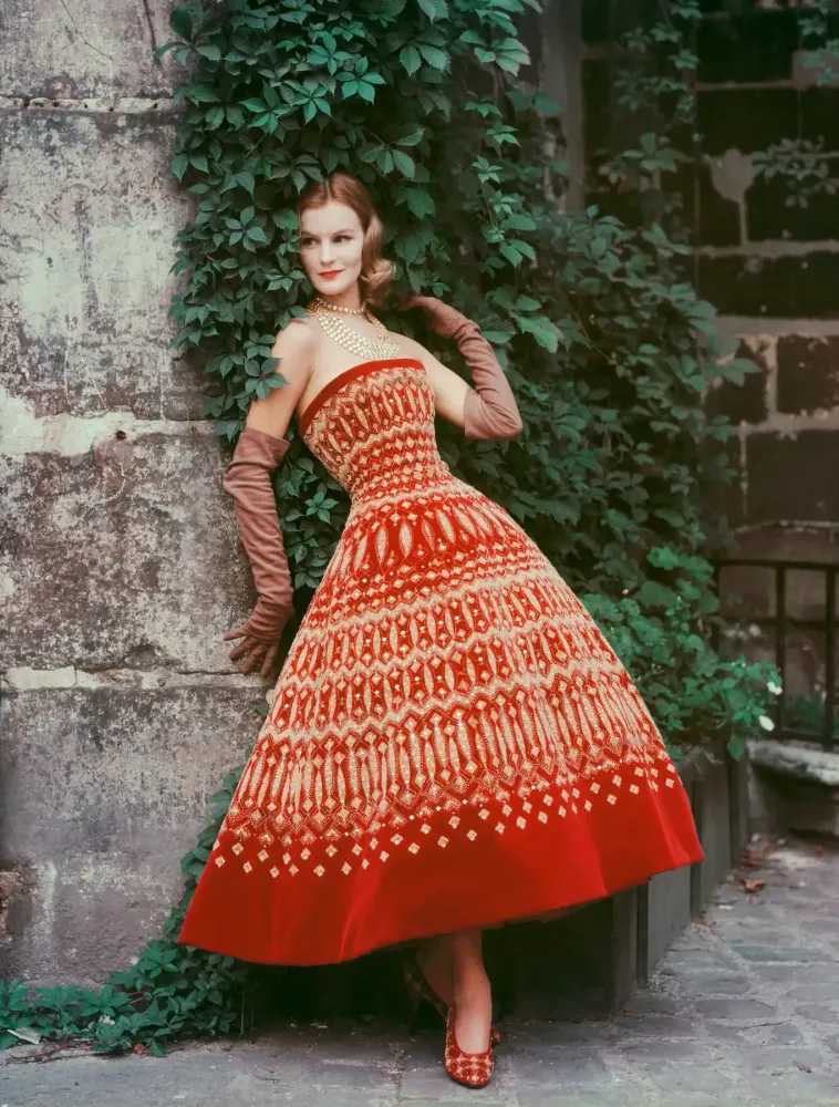Mark Shaw, ‘Dior Lavish Gold on Red Velvet in Courtyard (Small)’, 1955, Print, Pigment print on Hahnemϋhle photo rag paper, null,