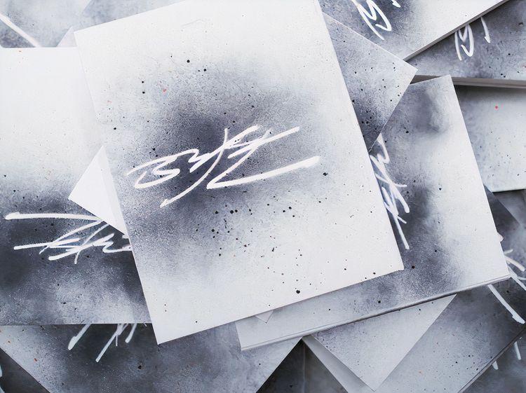 Deluxe Edition: The Artist's Monograph (Random Colourway)